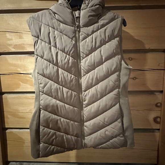 Zara Puffer Vest - Picture 1 of 4